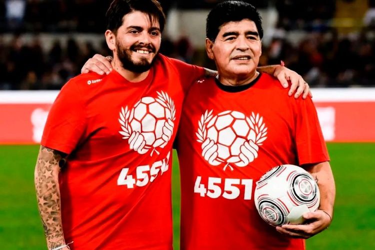 Maradonanın oğlu Messinin formasının əlindən alınmasını istəyir